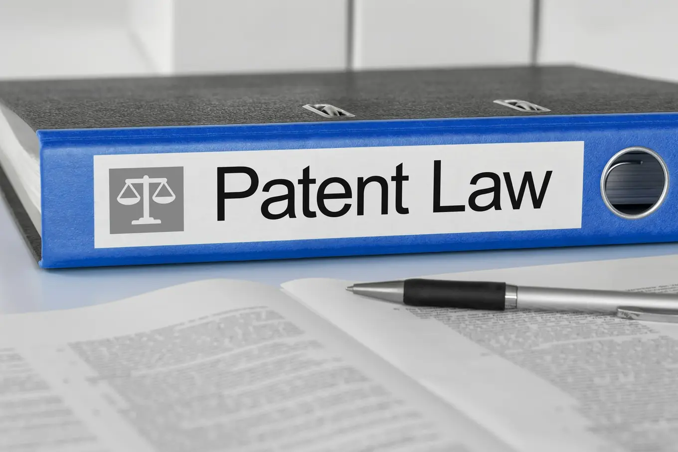 segregator z napisem prawo patentowe